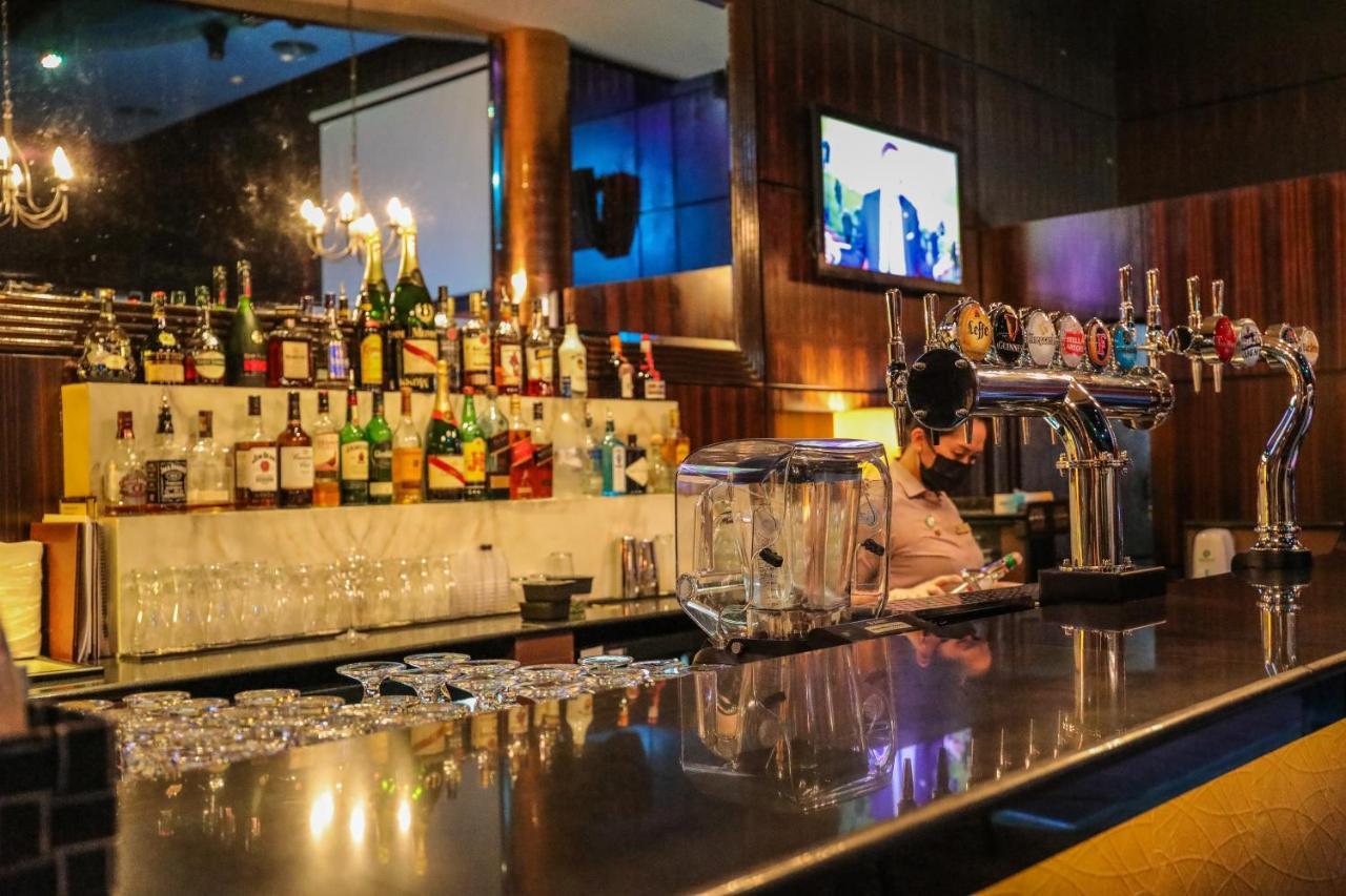 Danat Jebel Dhanna Resort Ngoại thất bức ảnh The bar at the 101 bar