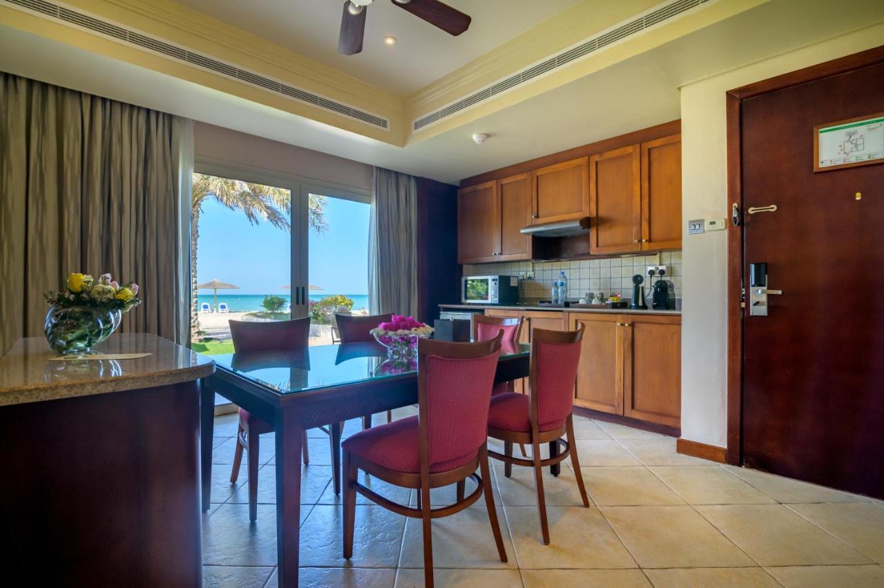 Danat Jebel Dhanna Resort Ngoại thất bức ảnh A kitchen in a hotel suite