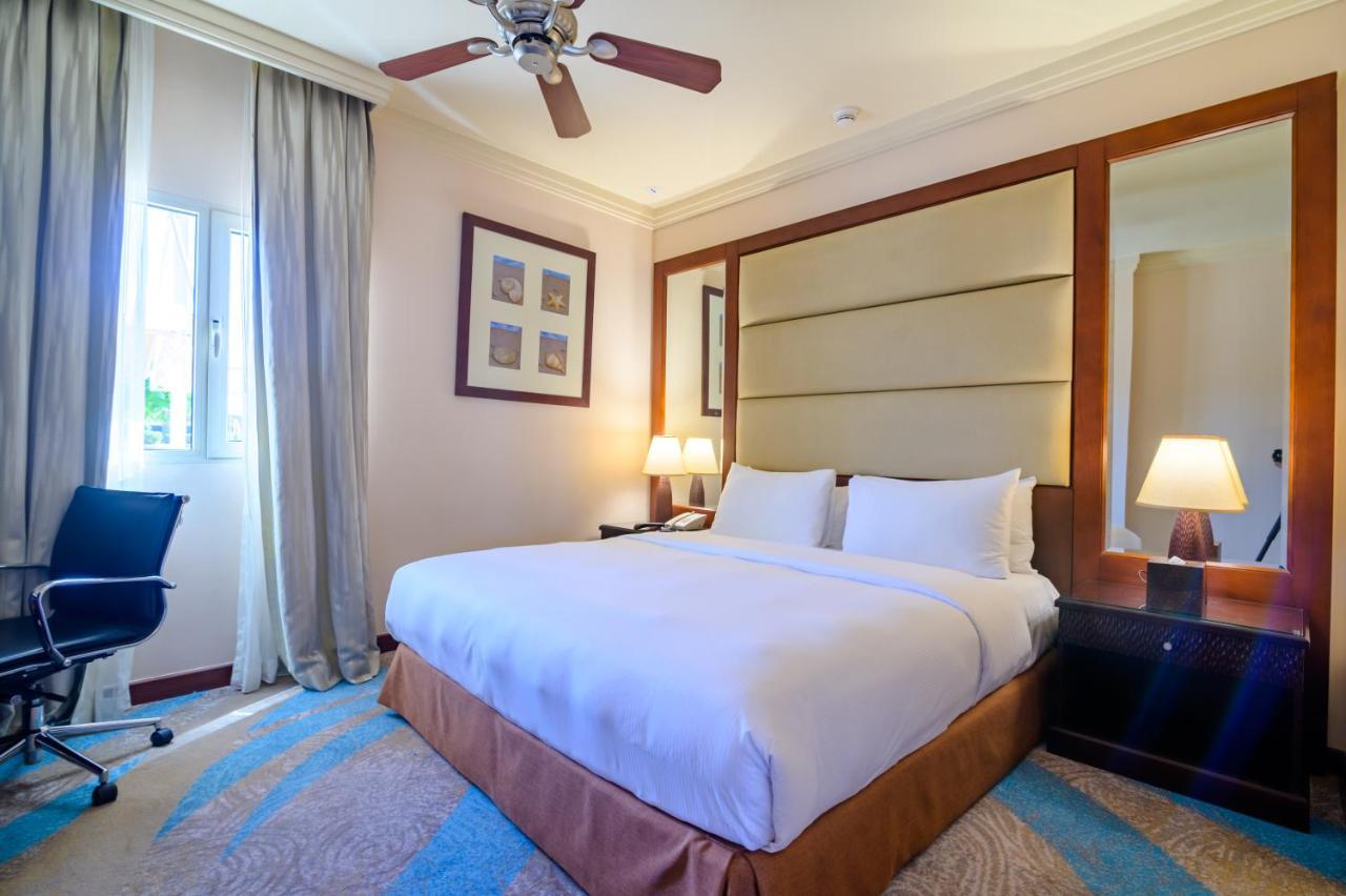 Danat Jebel Dhanna Resort Ngoại thất bức ảnh A room at the hotel